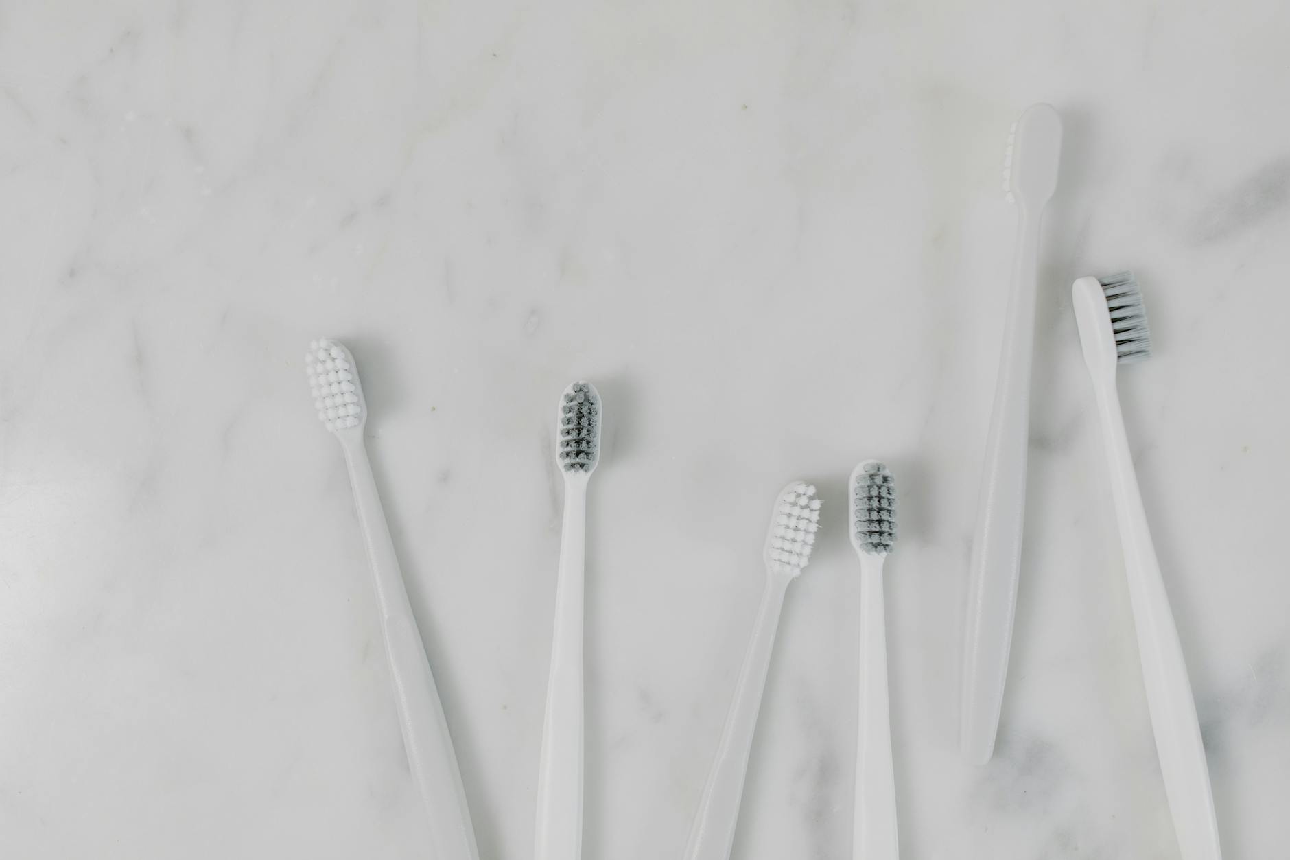 Brosse à dents et dentifrice sur un lavabo clair