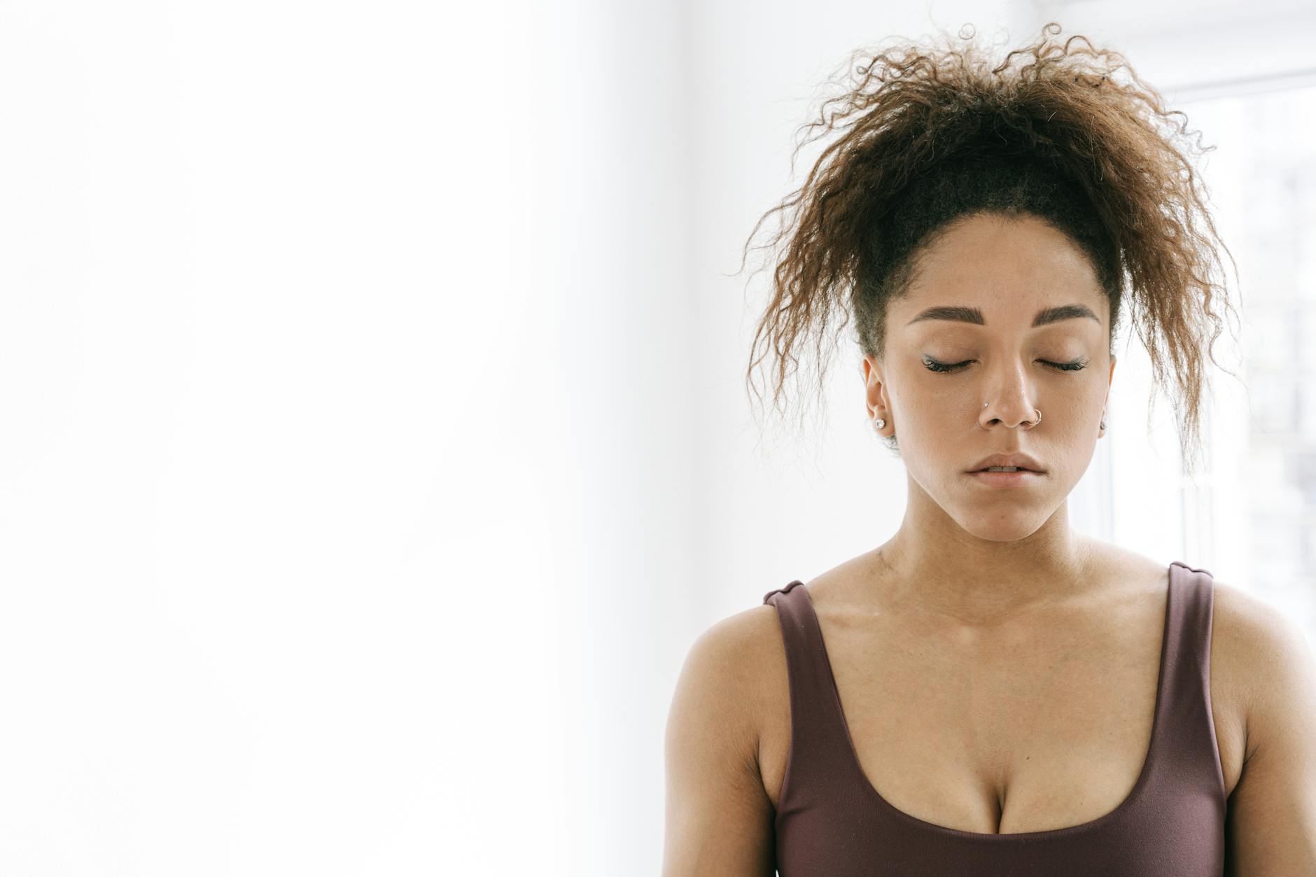 Femme pratiquant une respiration apaisante pendant une crise d'angoisse