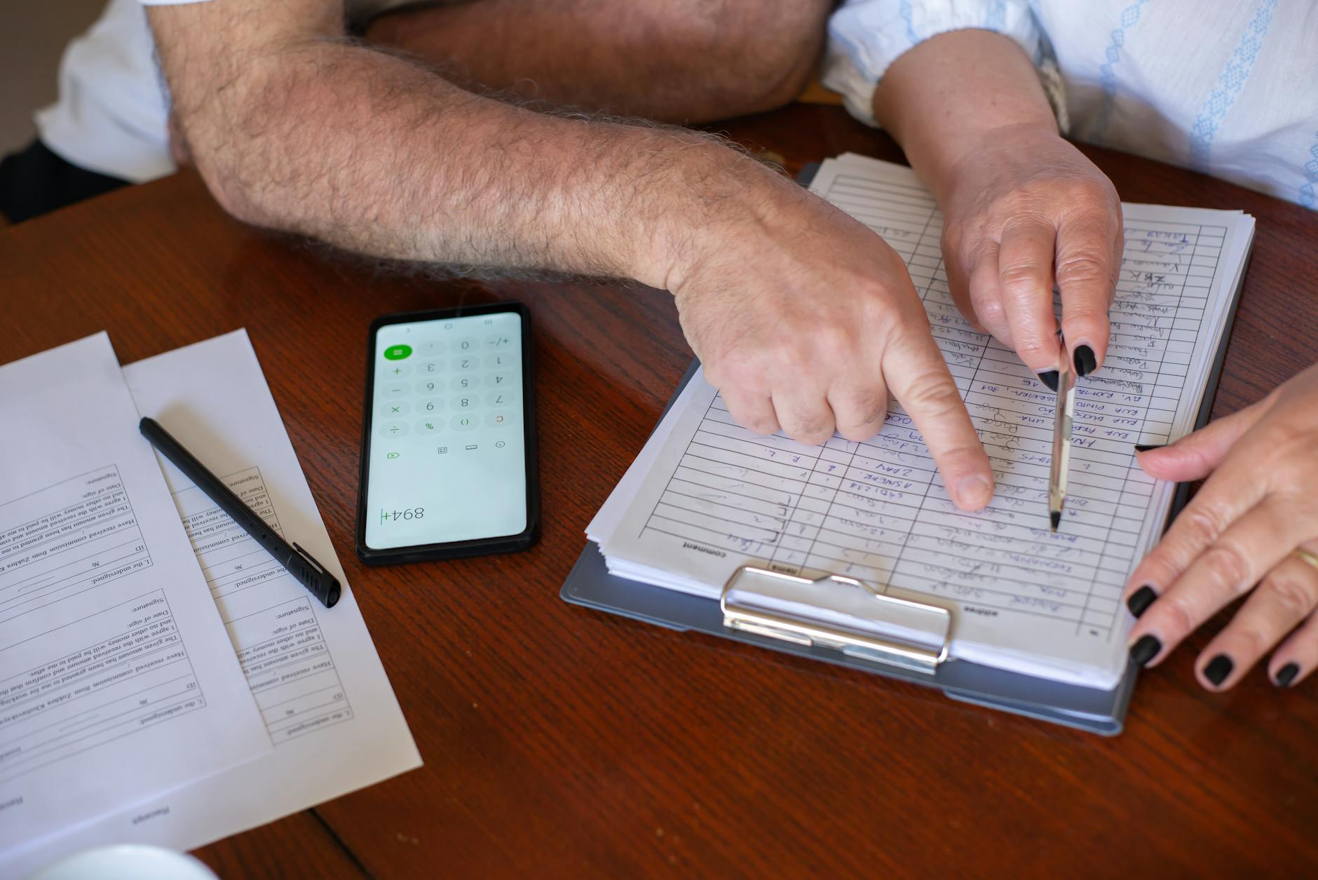 Couple discutant projet famille avec calendrier