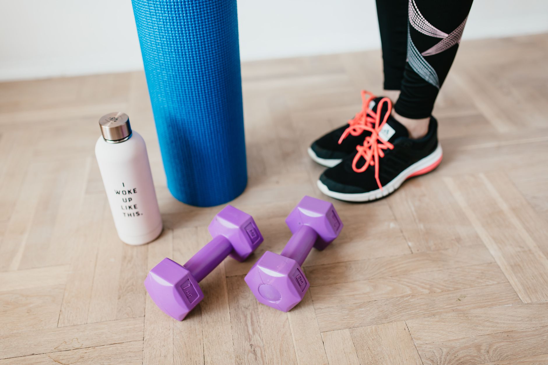 Femme réalisant des exercices pour affiner ses jambes sur un tapis
