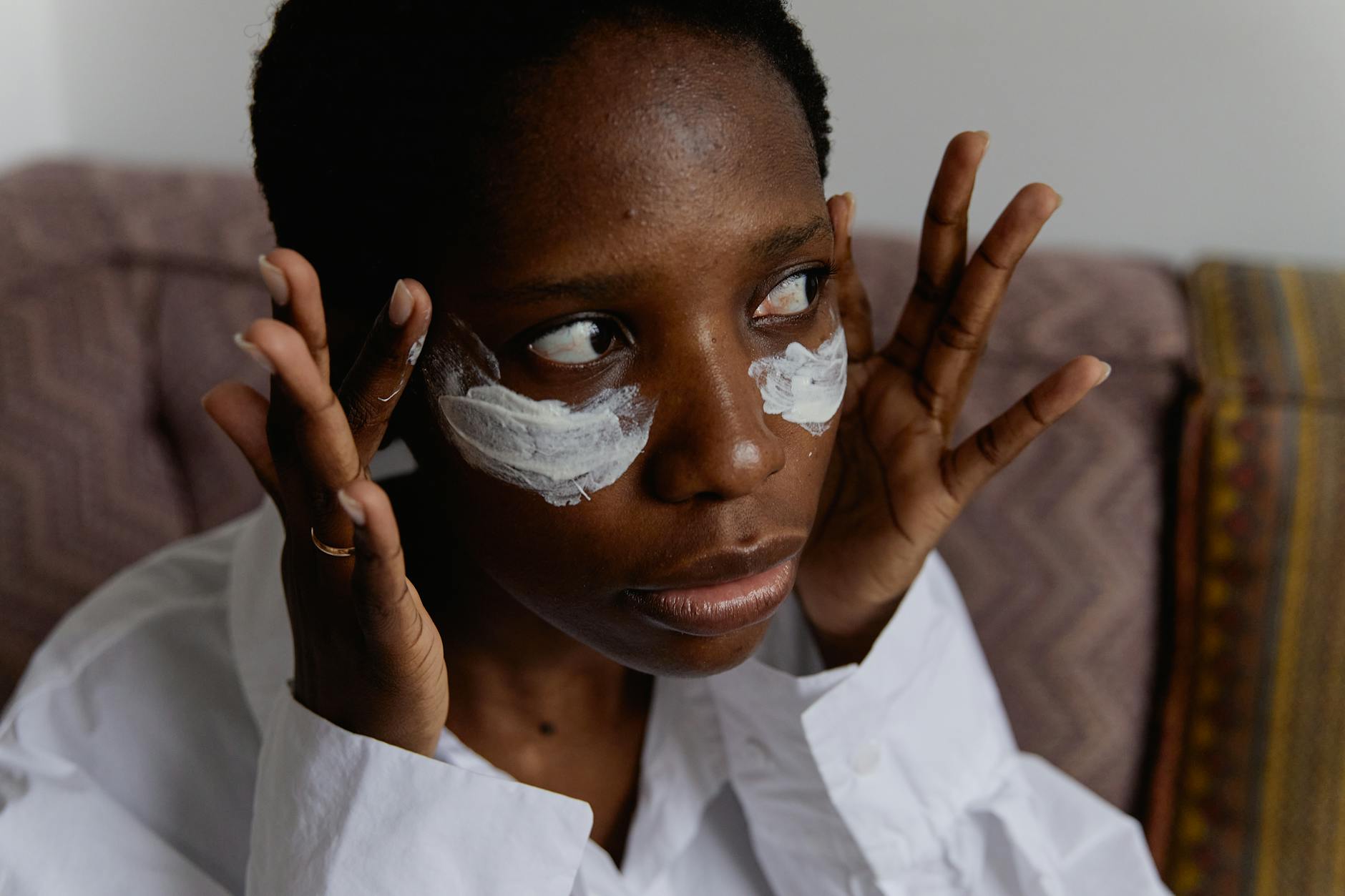 Femme appliquant un soin contour des yeux pour atténuer les cernes