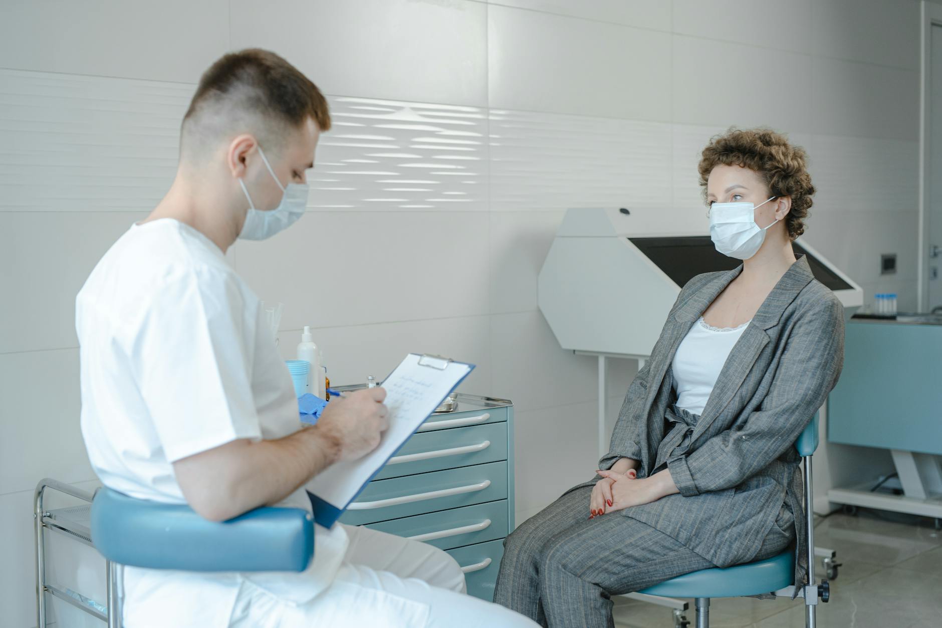 Femme en consultation chez un professionnel de santé