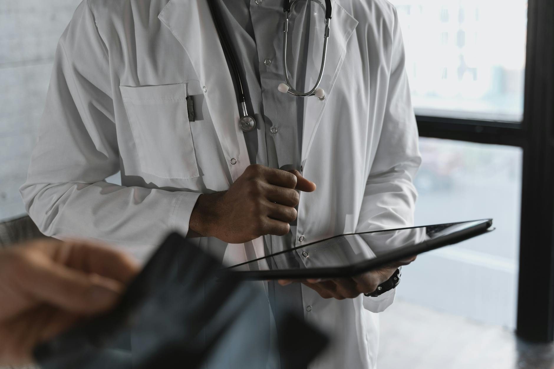 Homme en consultation médicale dans un cabinet clair