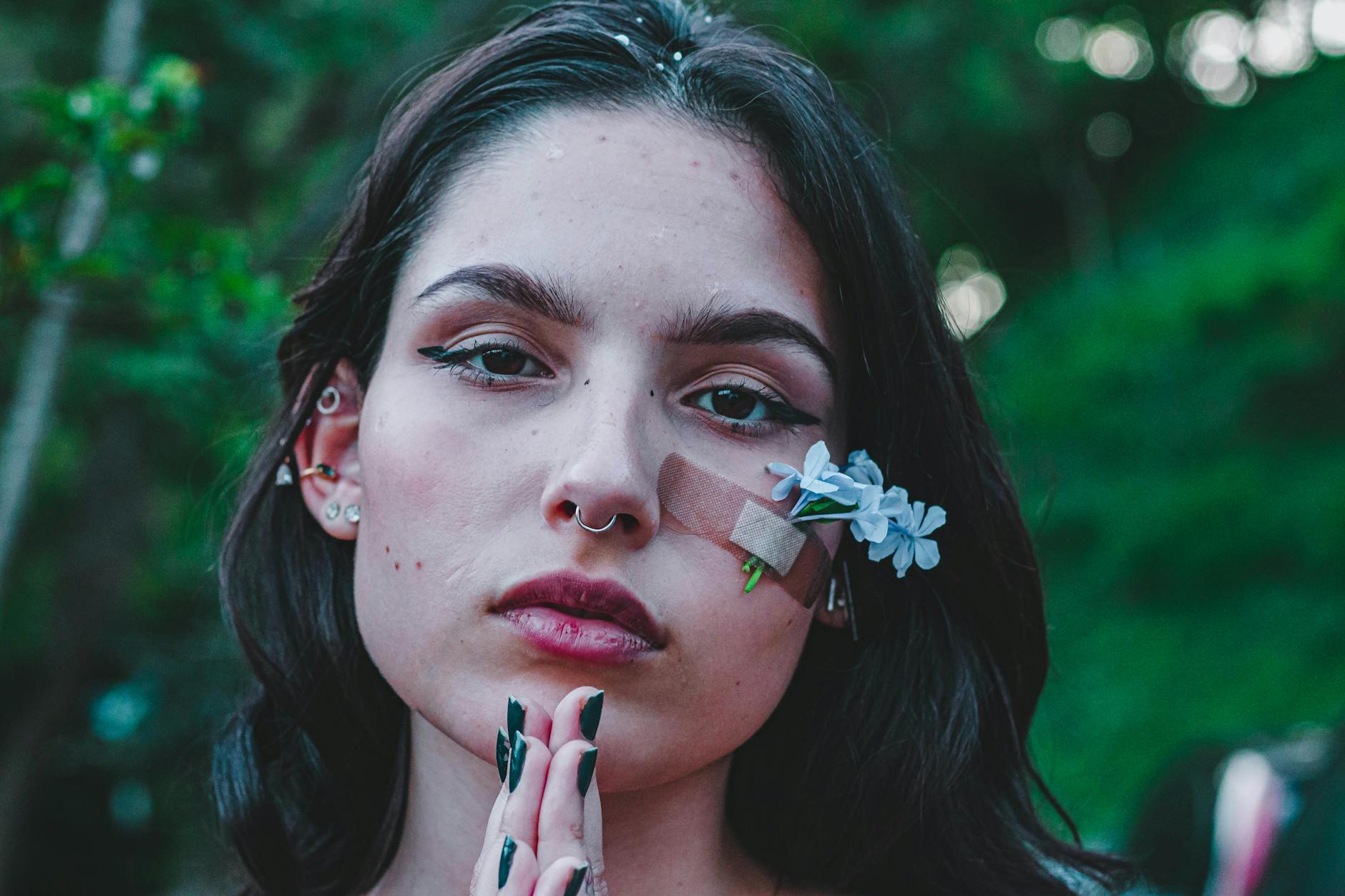 Femme appliquant un soin naturel sur sa peau