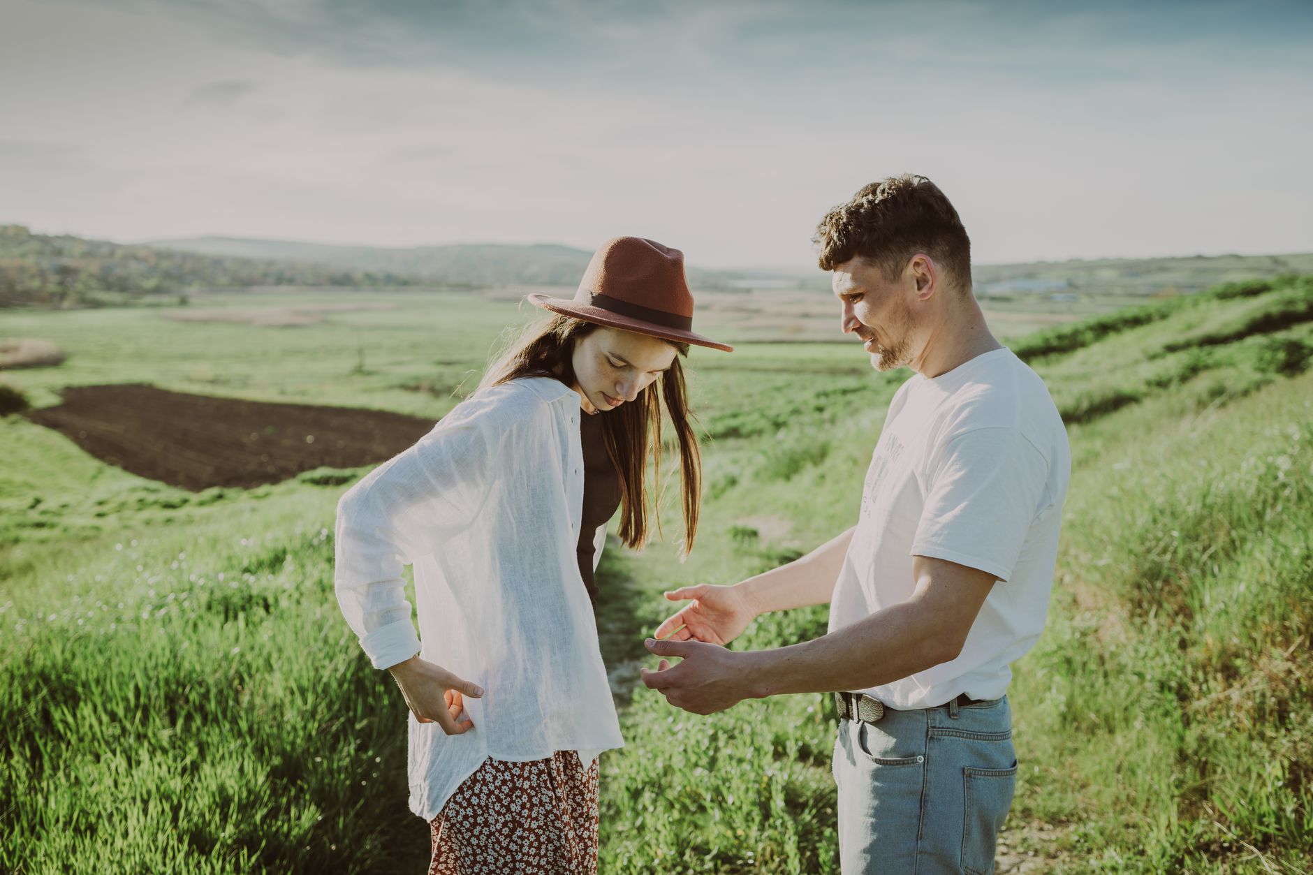 Flacon de gelules naturelles pose pres d'un couple souriant en arriere-plan