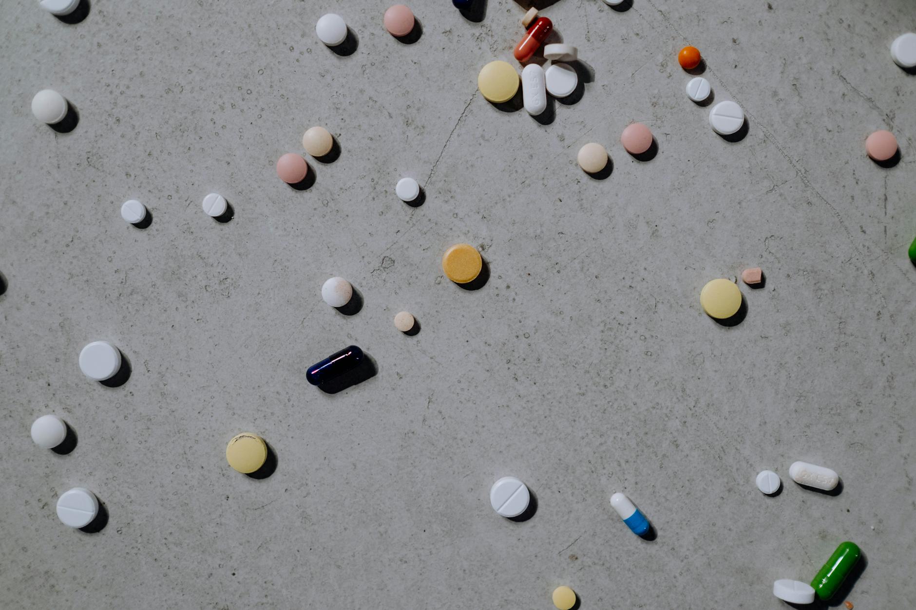 Ordonnance médicale et tickets posés sur un comptoir clair