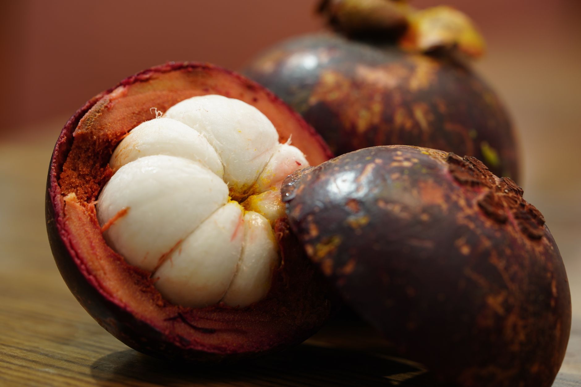 Garcinia cambogia et gélules minceur sur une table en bois