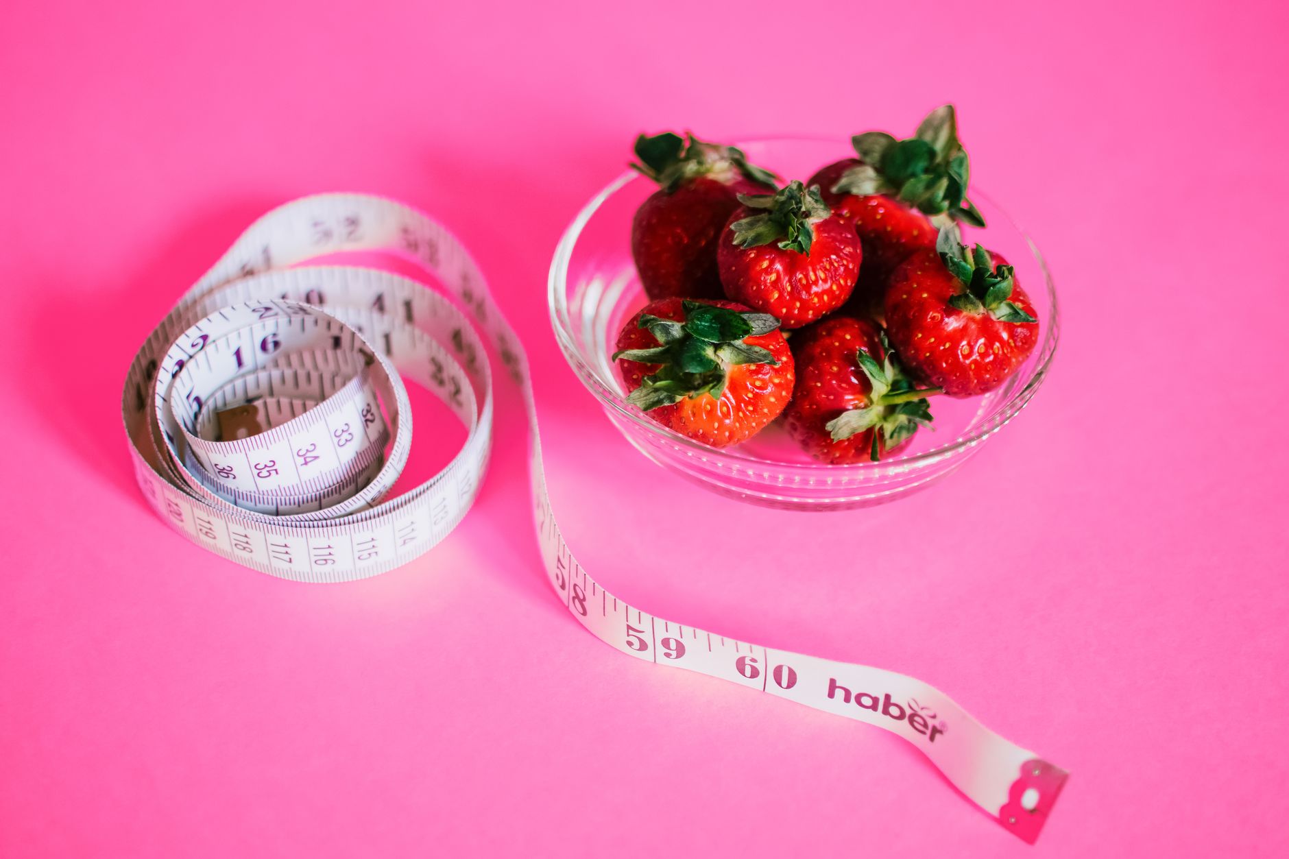 Balance, mètre ruban et aliments sains pour une perte de poids