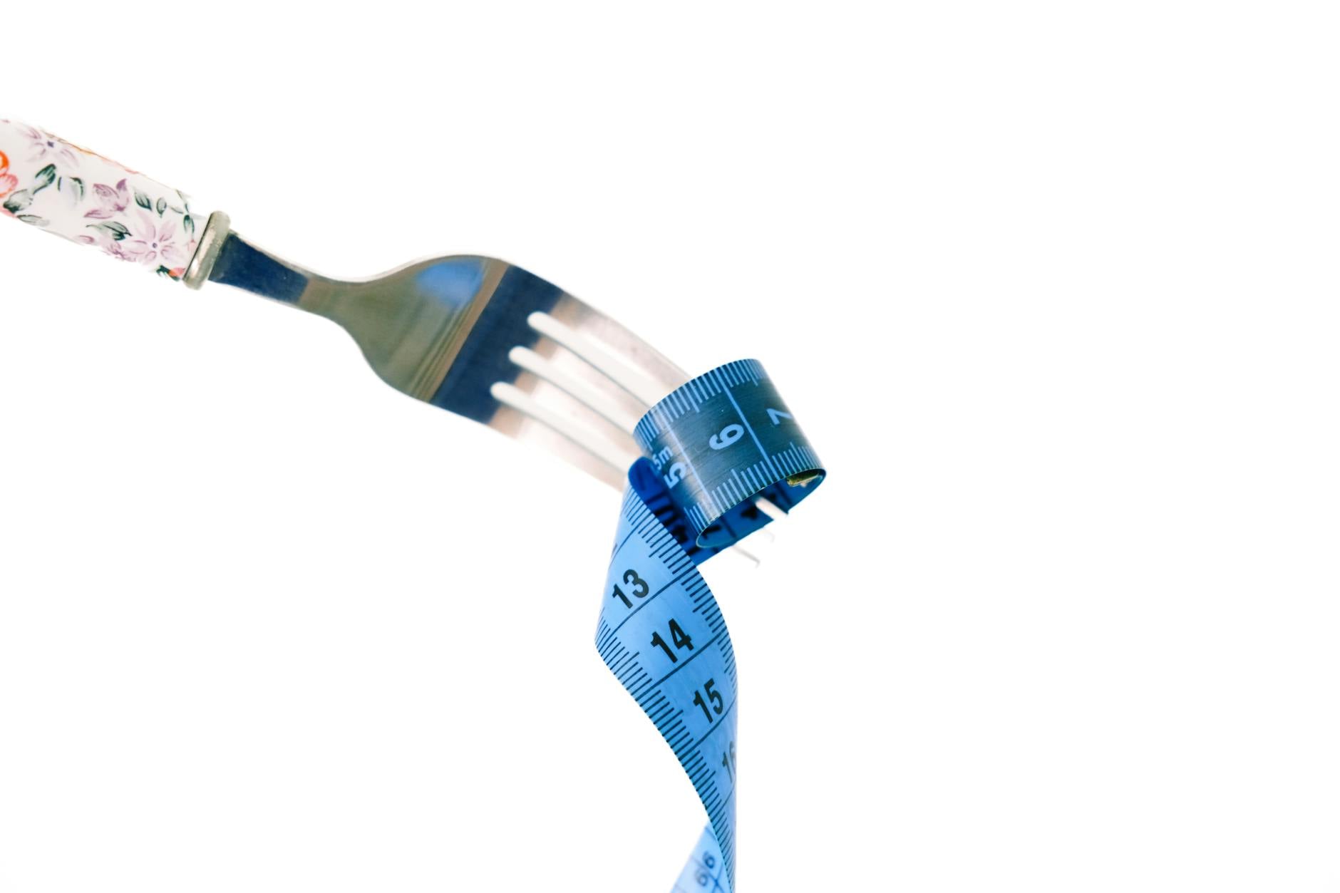 Repas équilibré et balance pour accompagner la perte de poids