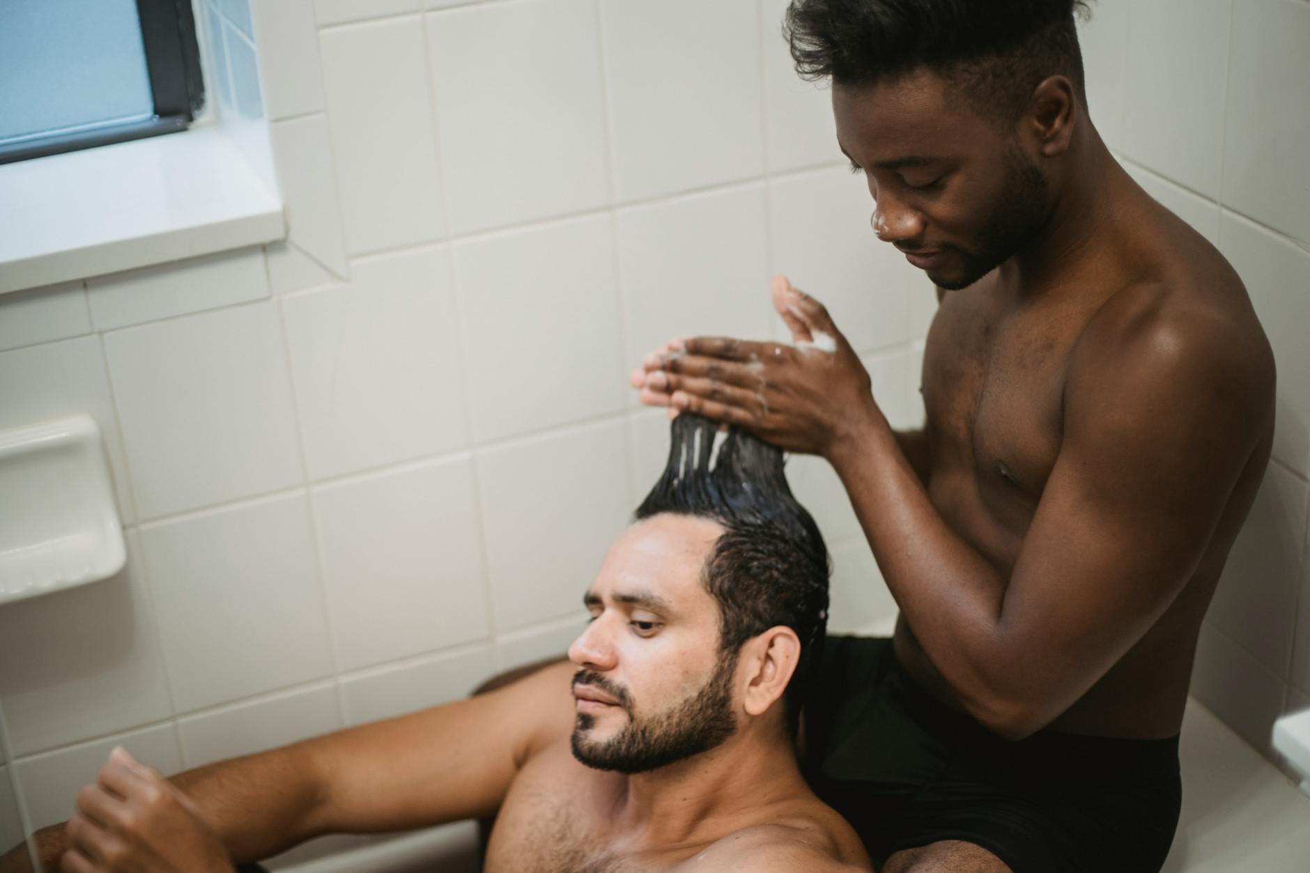 Homme utilisant un soin capillaire contre la chute des cheveux