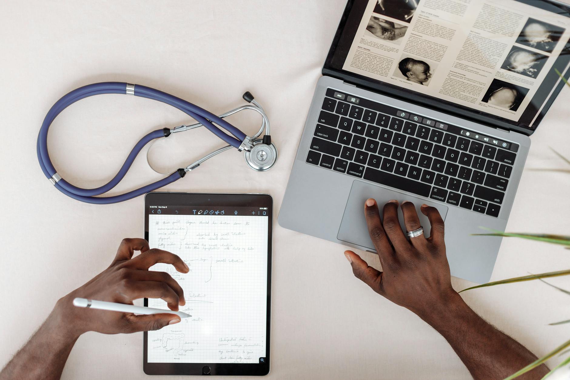 Ordinateur portable affichant une pharmacie en ligne sur table claire