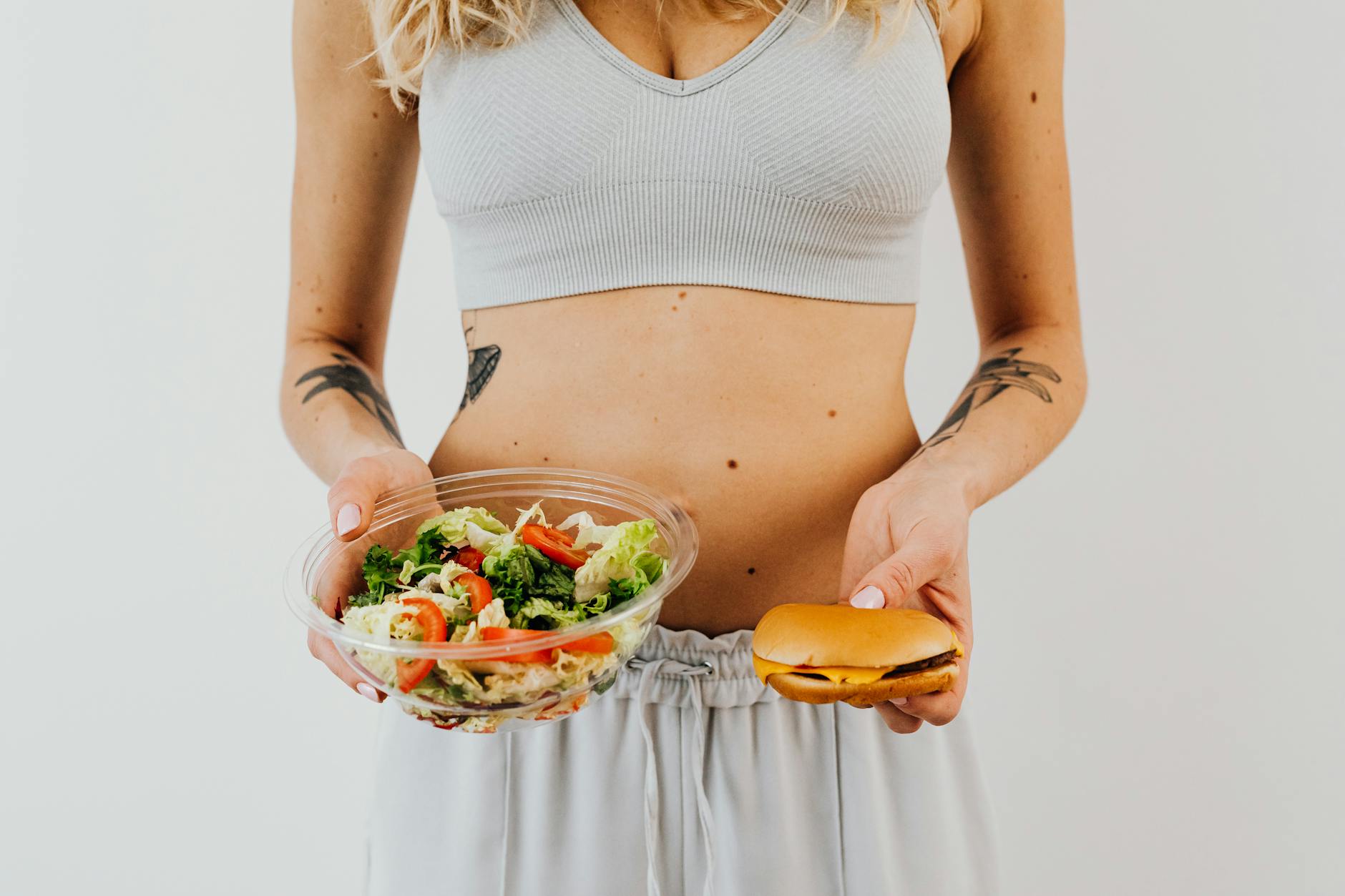 Bol de salade colorée posé sur une table claire