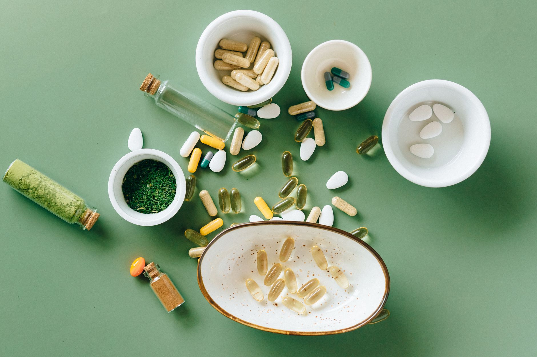 Gélules vertes naturelles dans un pot en verre clair
