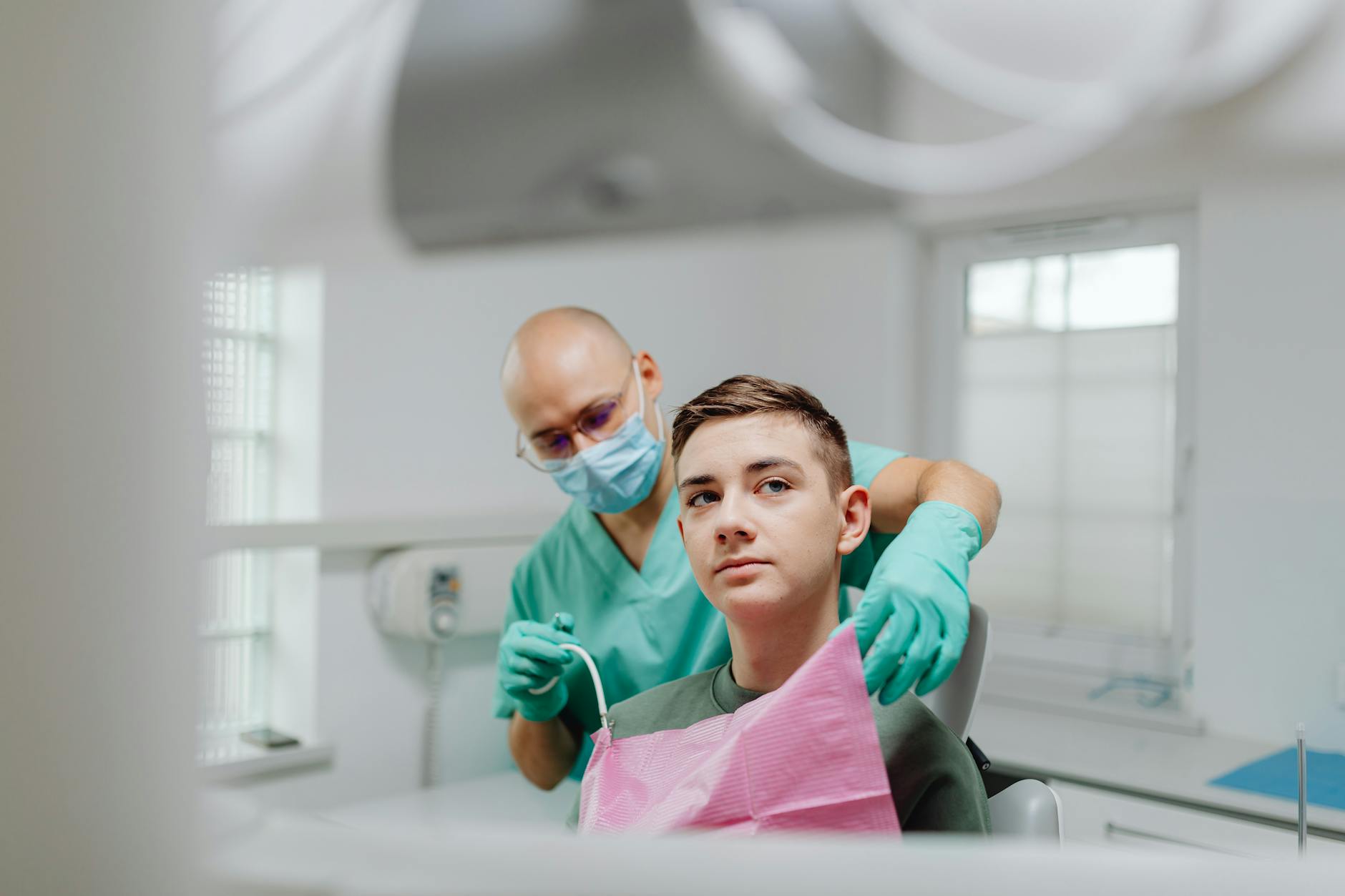 Adolescent souriant lors d'un contrôle chez le dentiste