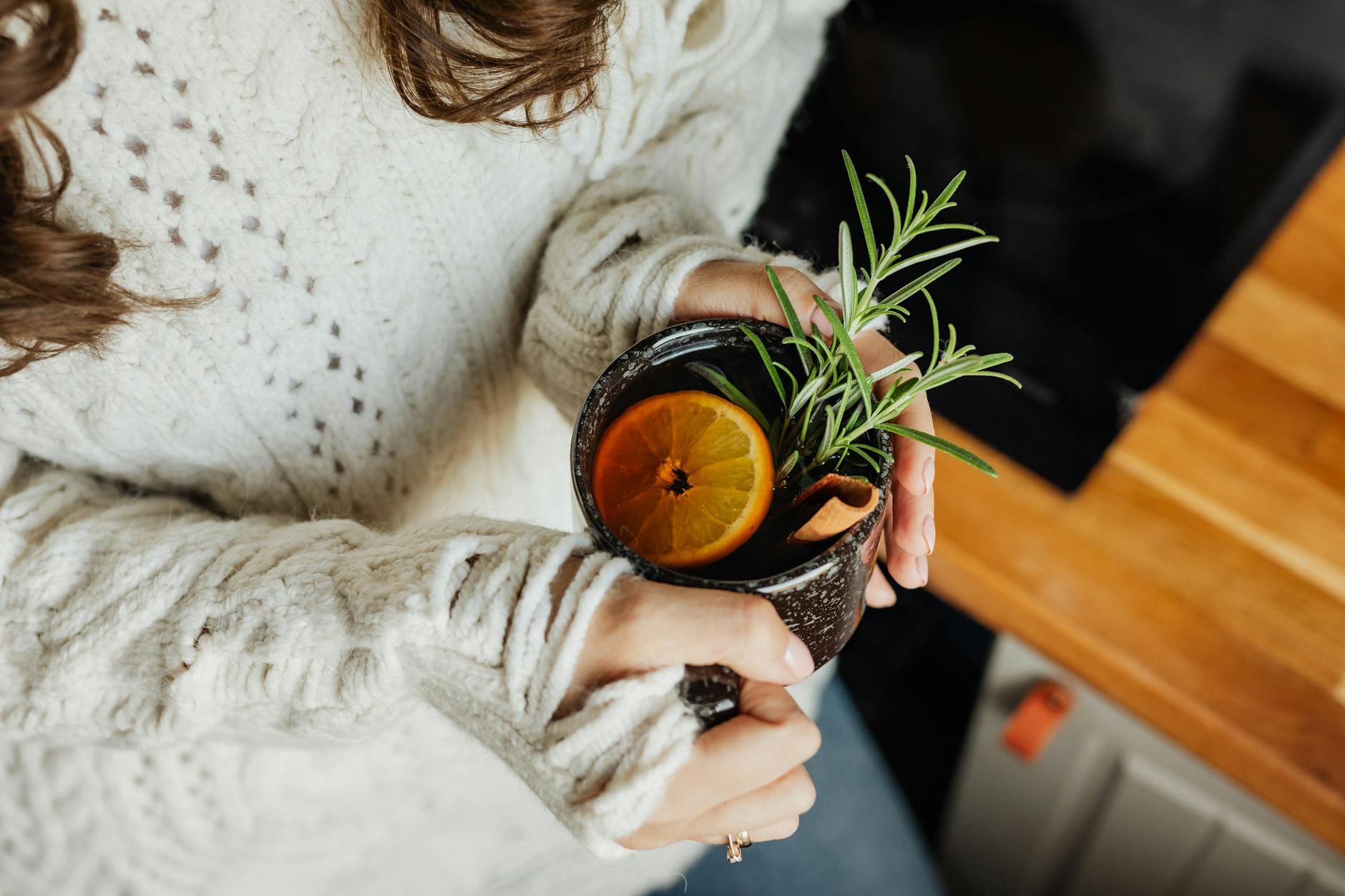 Tasse de tisane fumante et plaid en hiver