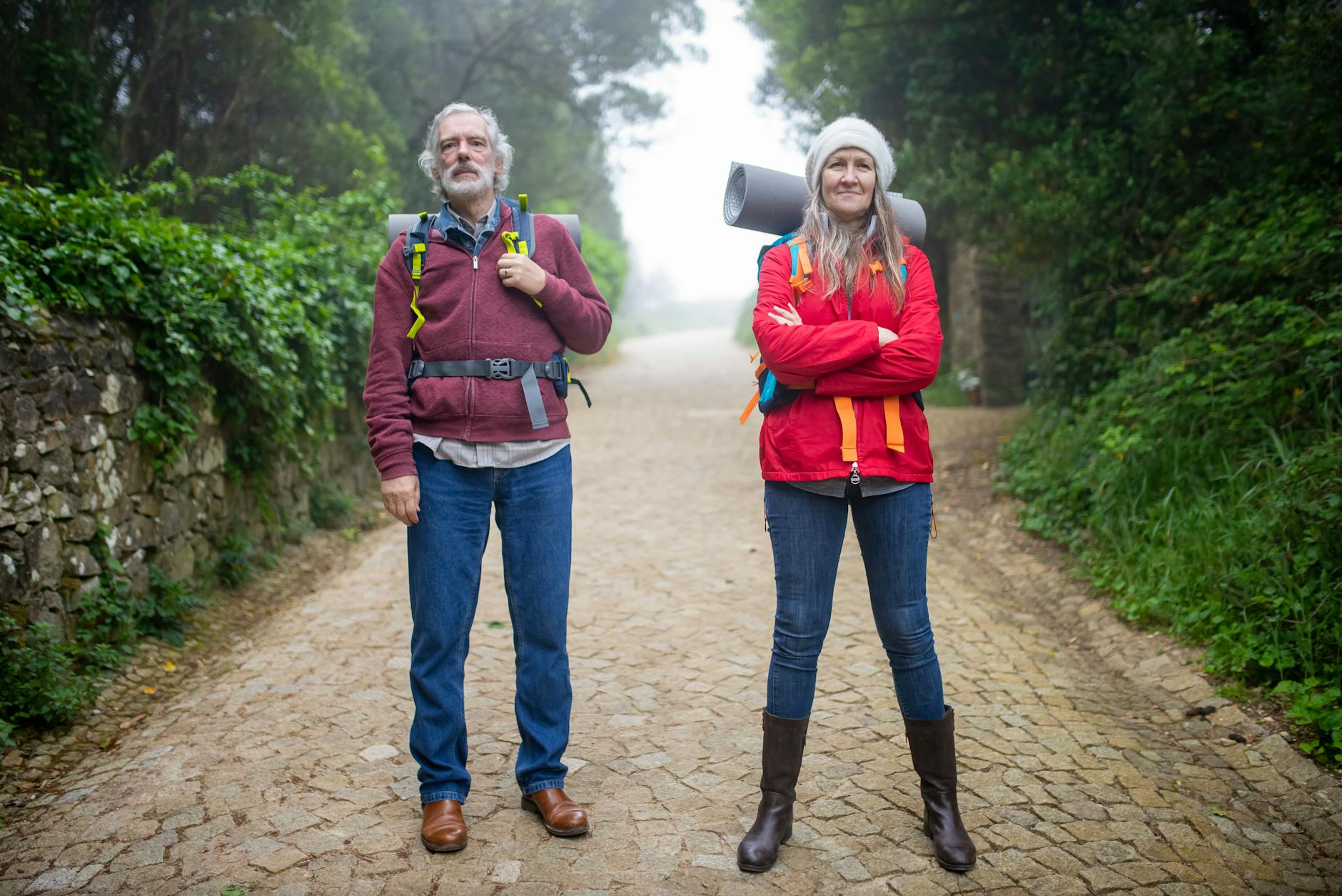 Couple de seniors marchant dans la nature, ambiance lumineuse