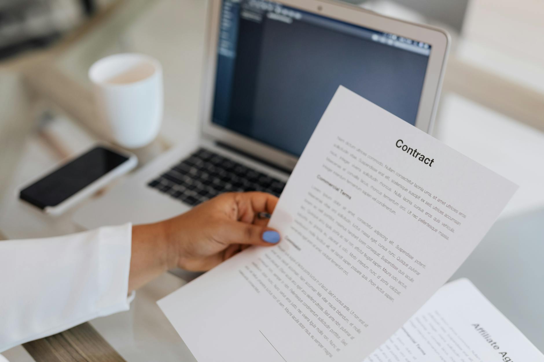 Indépendant signant un contrat de prévoyance sur ordinateur