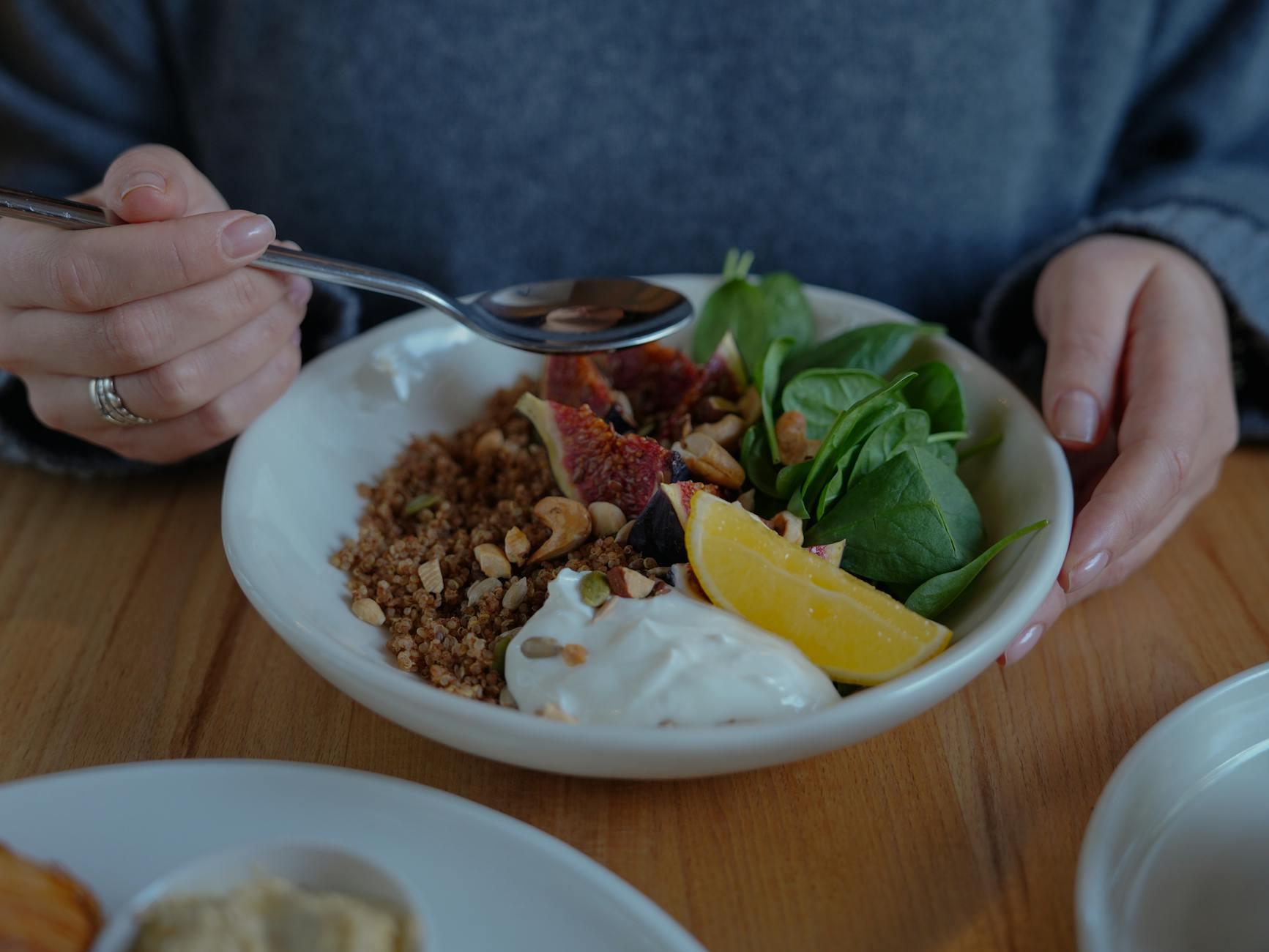 Assiette équilibrée et colorée sur une table en bois clair