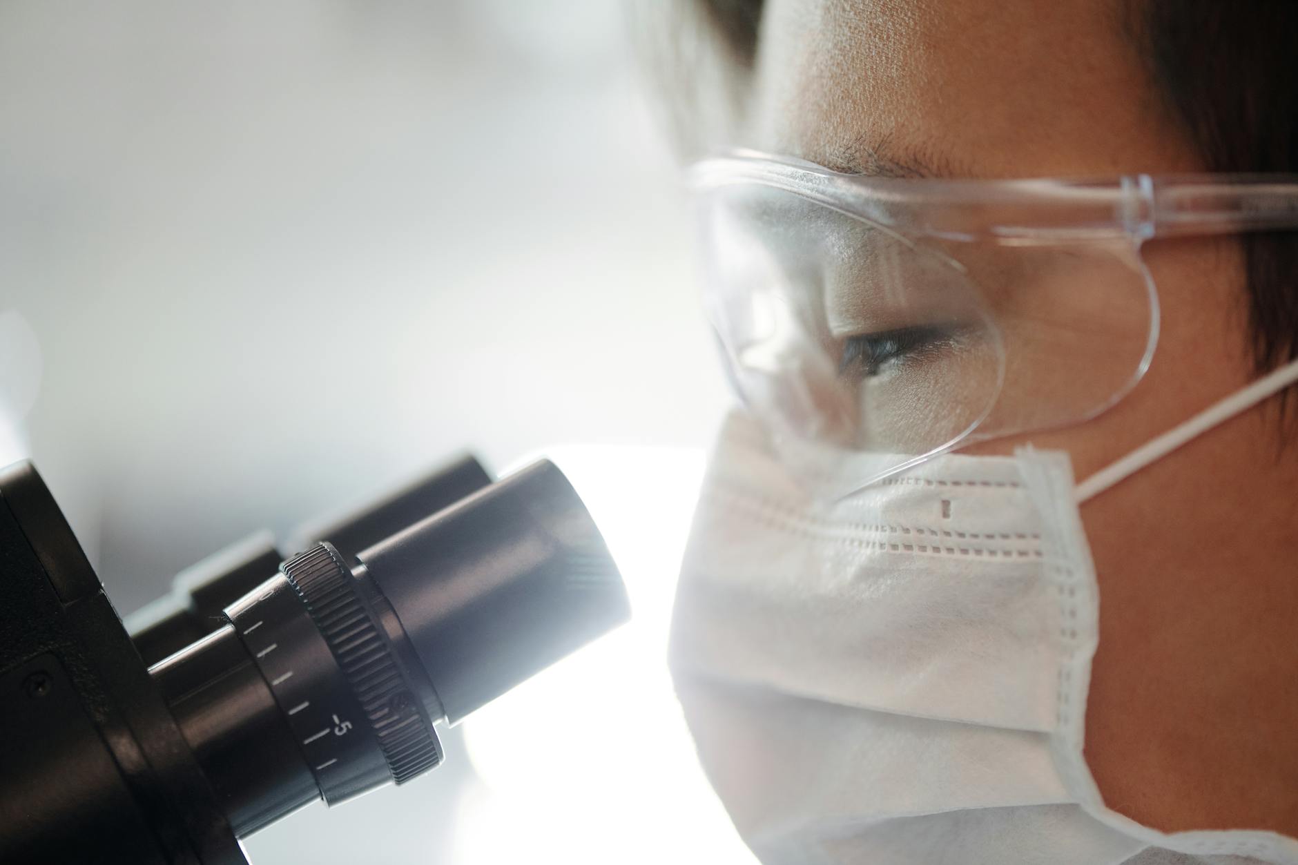 Chercheur étudiant un échantillon de sang au microscope