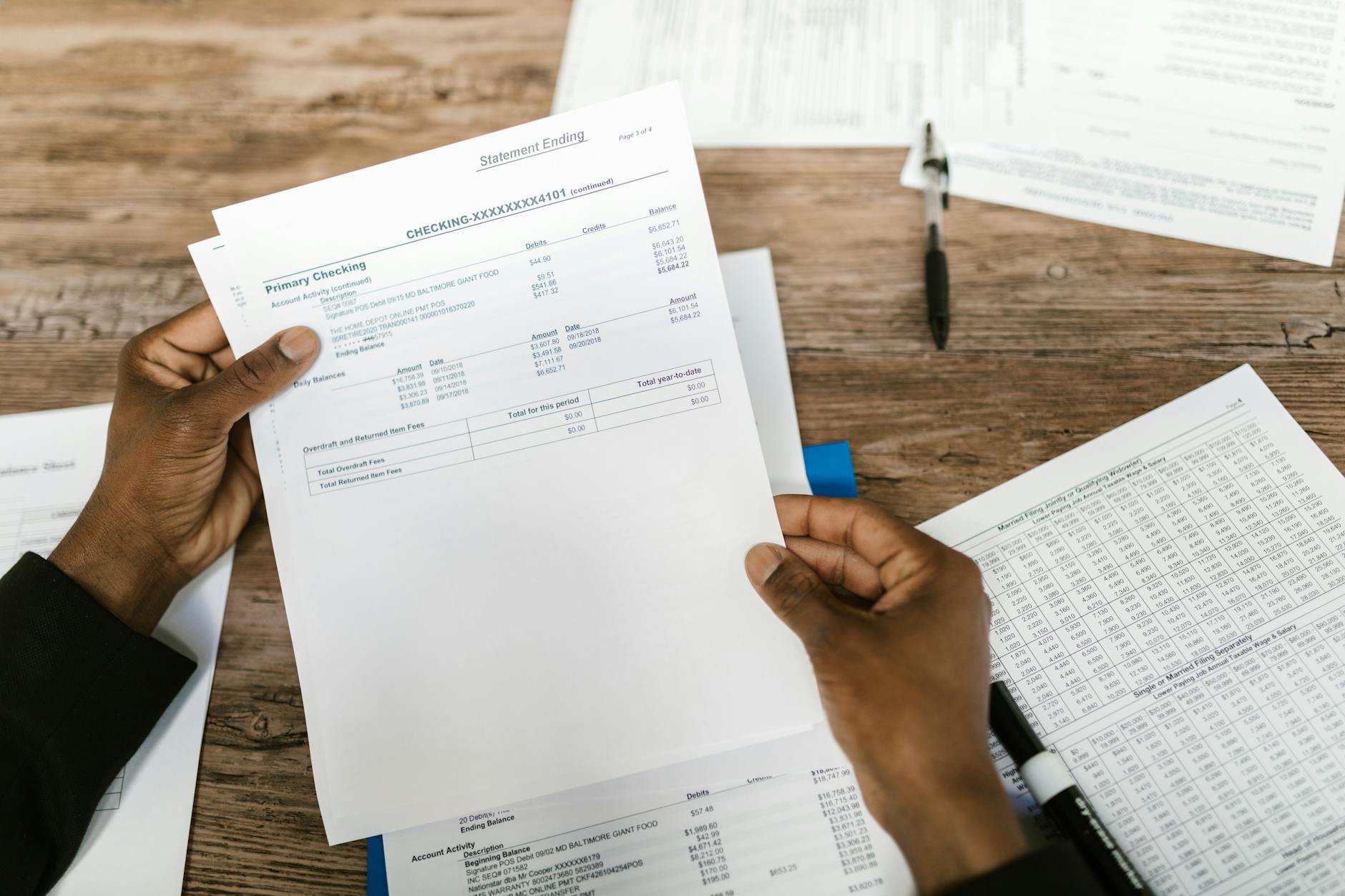 Documents de mutuelle santé étalés sur un bureau clair