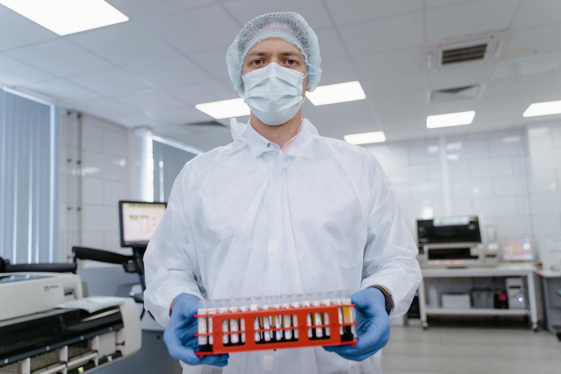 Scientifiques en laboratoire menant des recherches contre le VIH