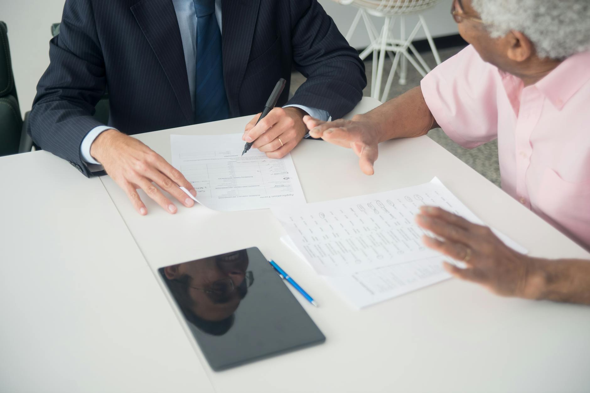 Contrat d'assurance et stylo posés sur un bureau lumineux