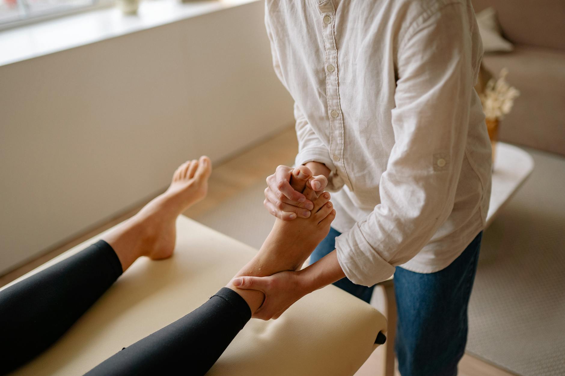 Seance de reflexologie plantaire avec massage doux du pied
