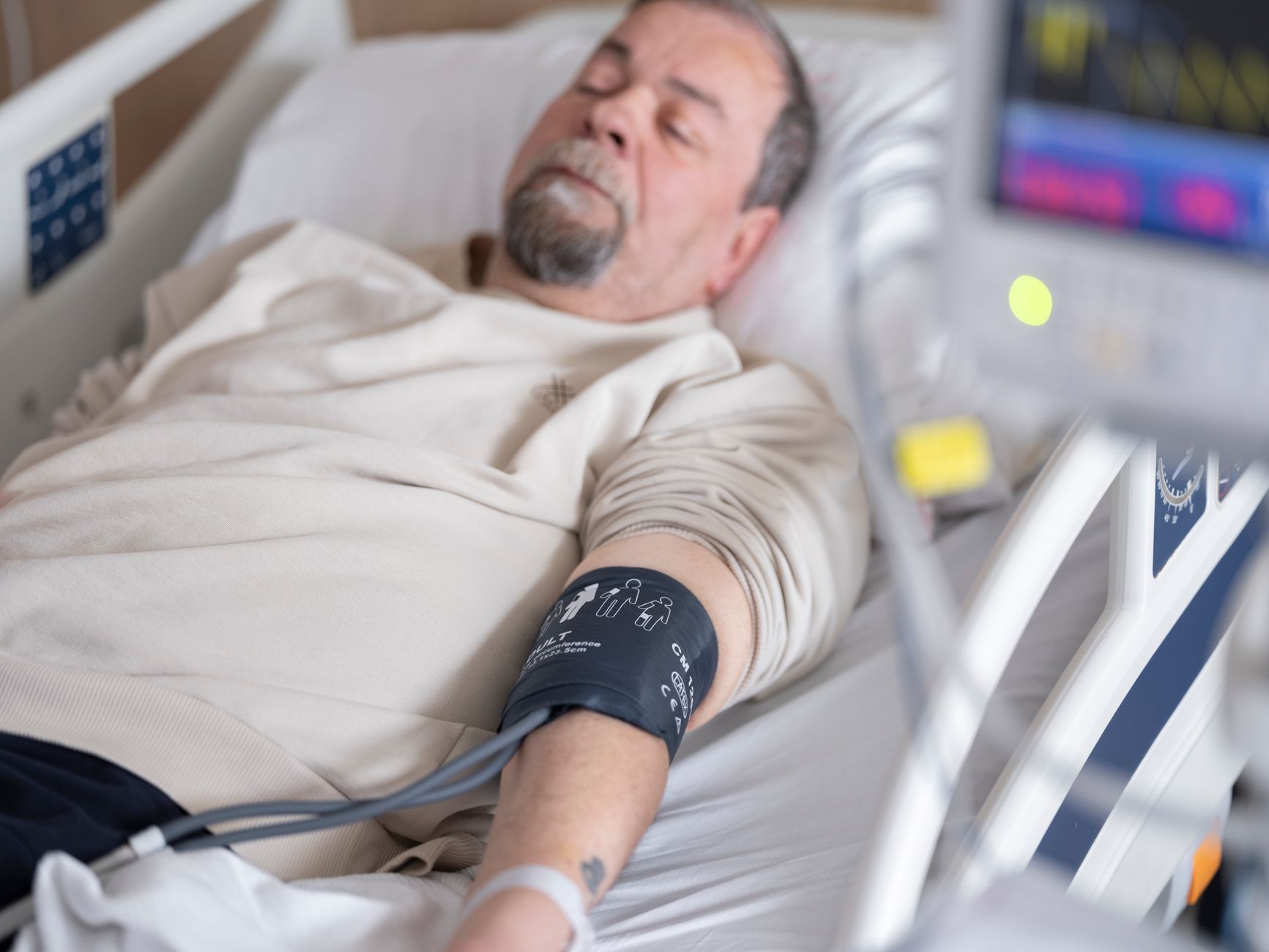 Lit medicalise installe dans une chambre lumineuse pour le maintien a domicile