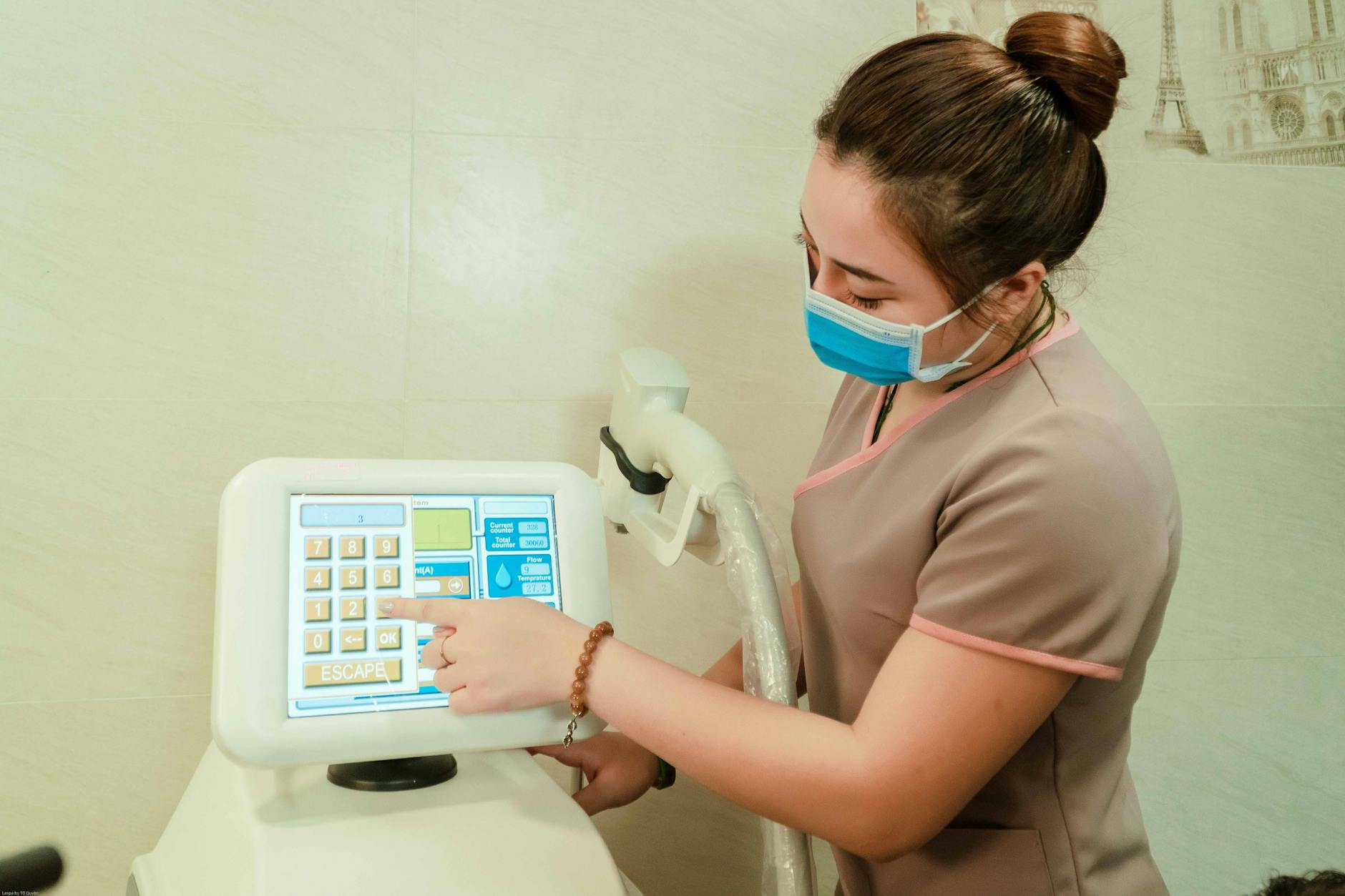 Seance de cryolipolyse en cabinet esthetique, applicateur sur le ventre