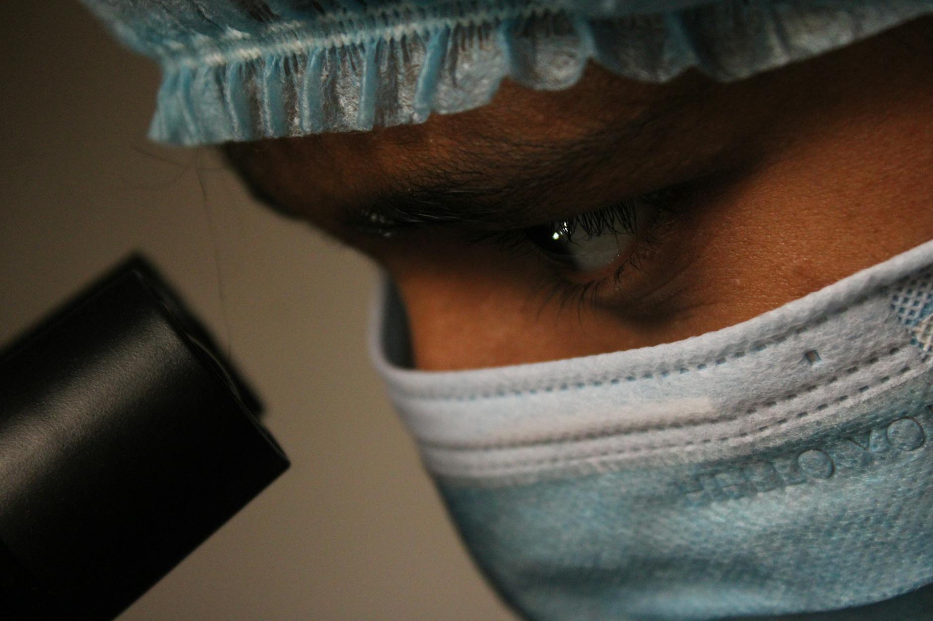 Examen du cuir chevelu en clinique avant pose d'implants capillaires