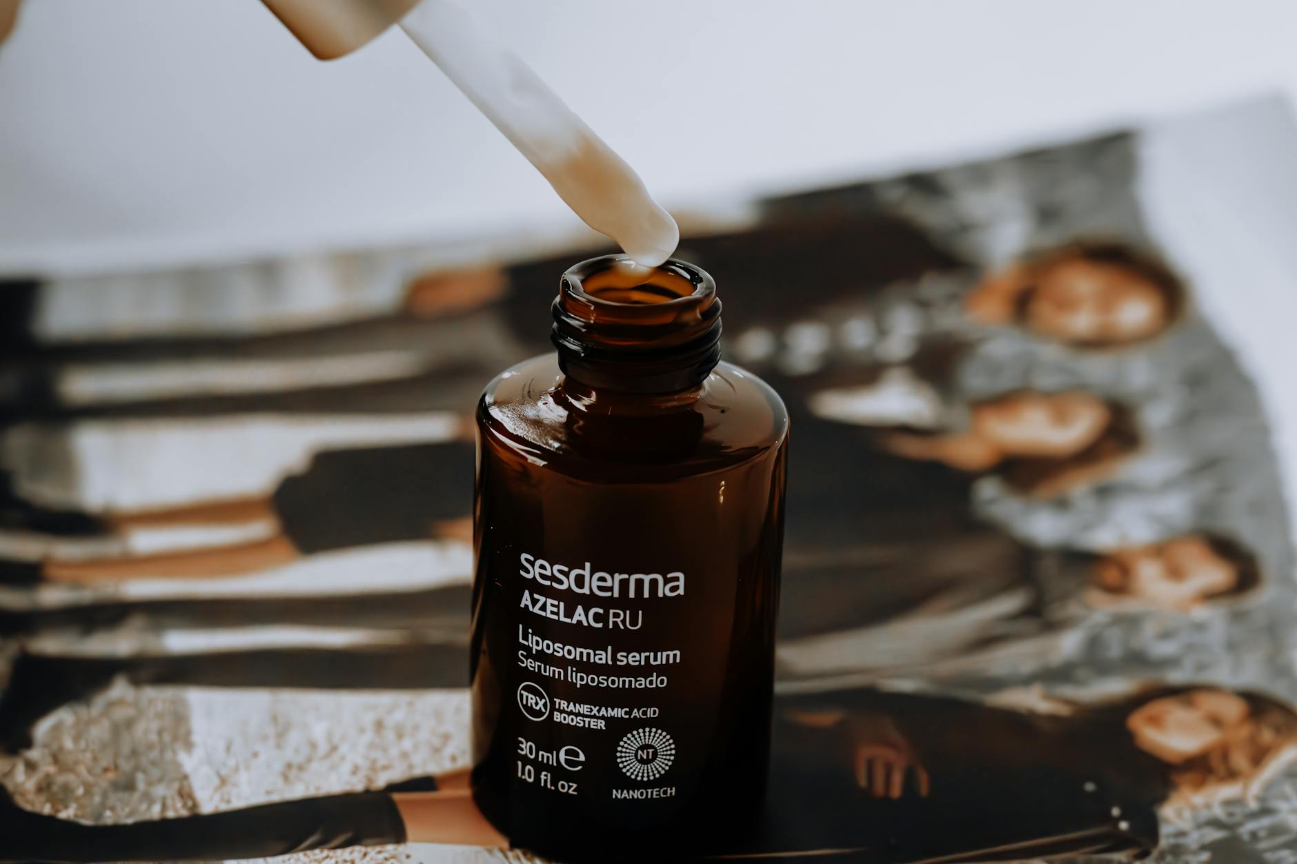 Flacon de sérum anti-âge et portrait d'une femme