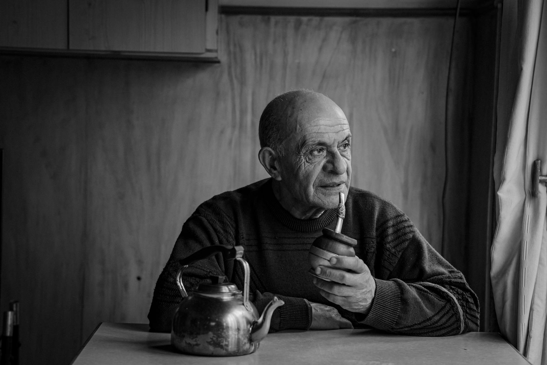 Homme d'âge mûr pensif près d'une fenêtre