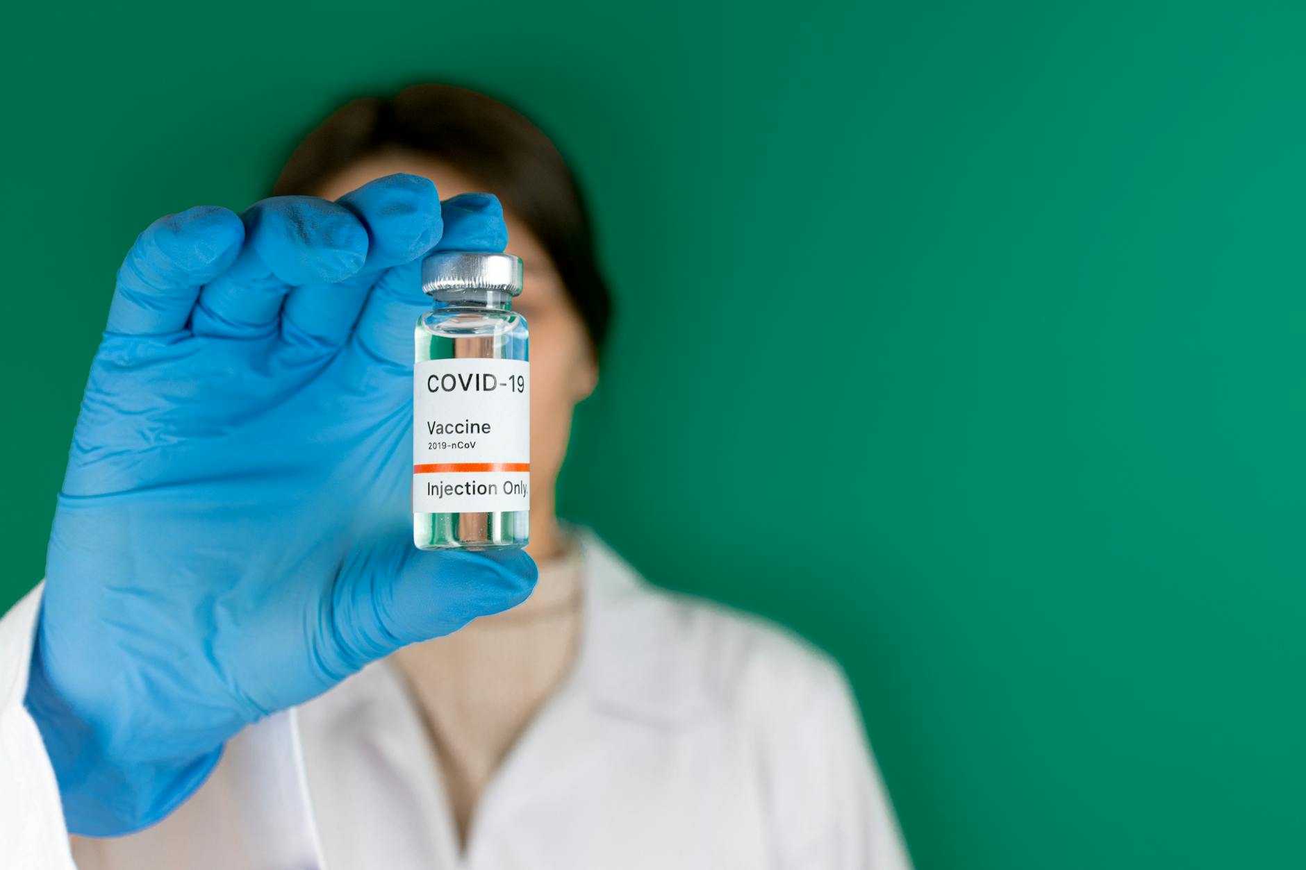 Consultation médicale avec flacon de vaccin