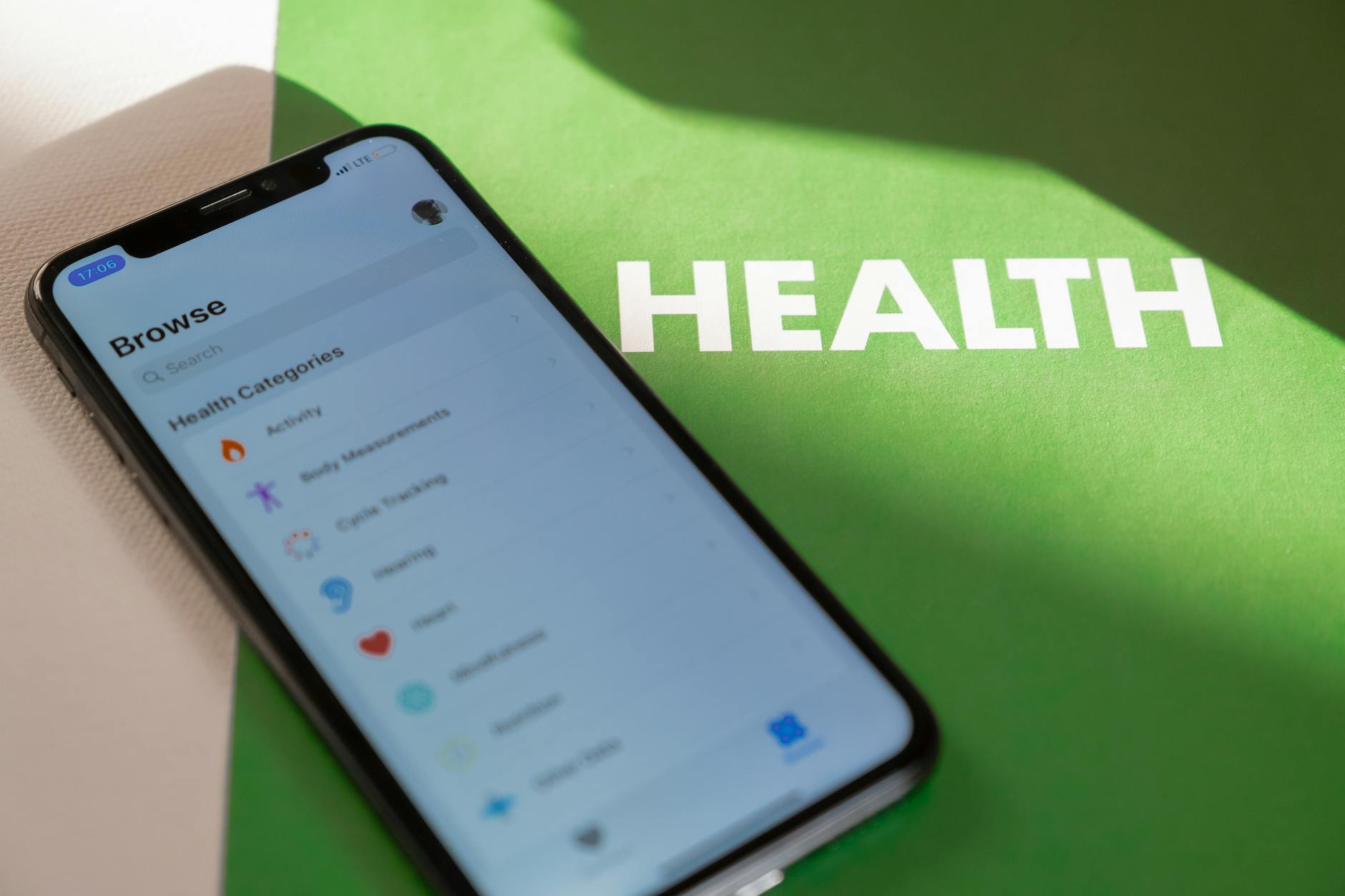 Smartphone affichant une application nutrition à côté d'un repas sain