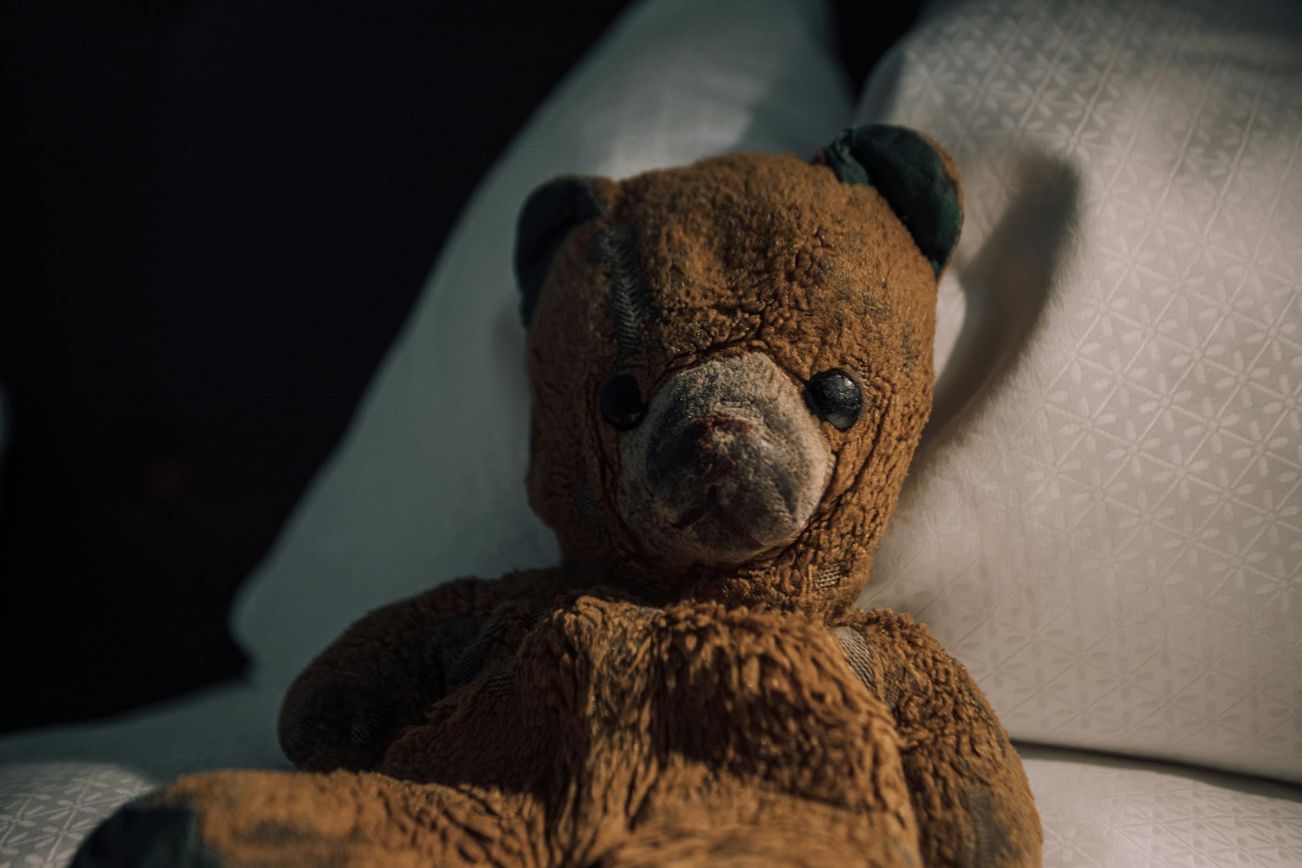 Enfant endormi avec sa peluche dans sa chambre