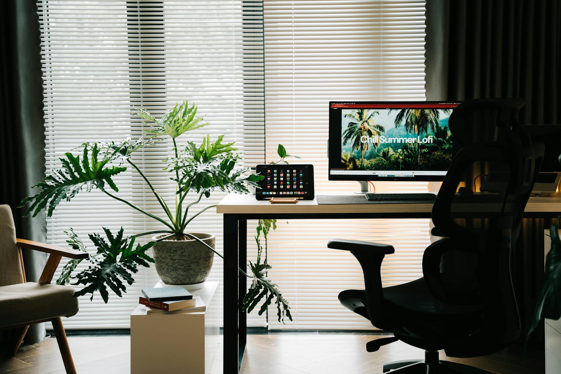 Bureau ergonomique avec chaise et écran ajustable