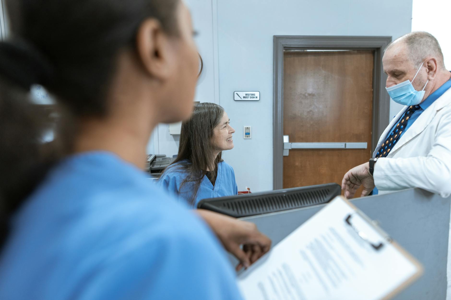 Équipe de soignants souriants dans un couloir d'hôpital