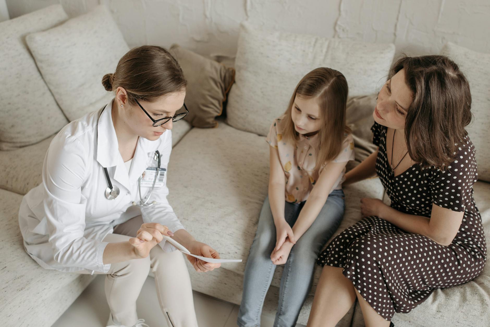 Médecin rassurant sa patiente en consultation