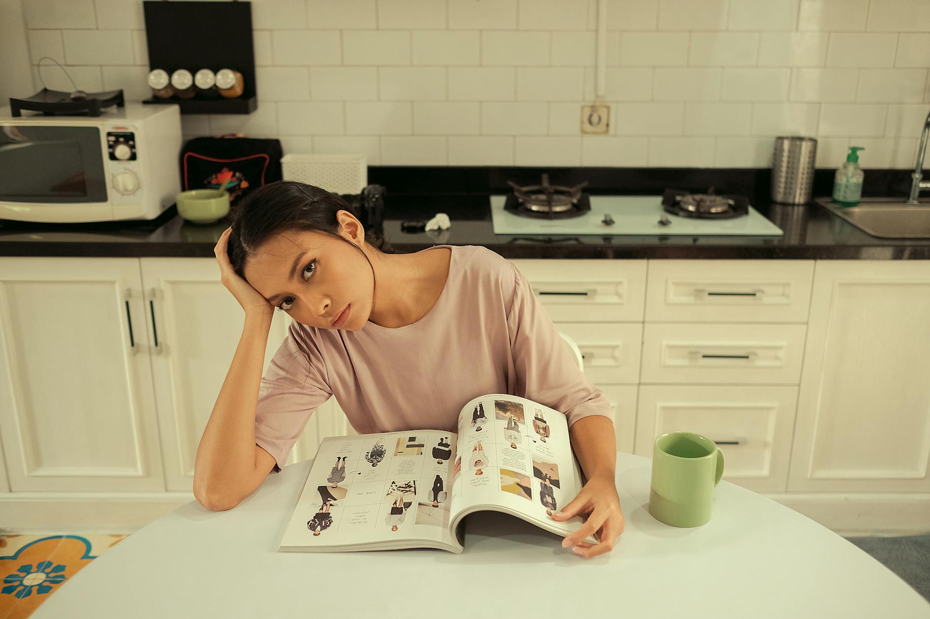 Femme pensive devant une assiette vide dans la cuisine
